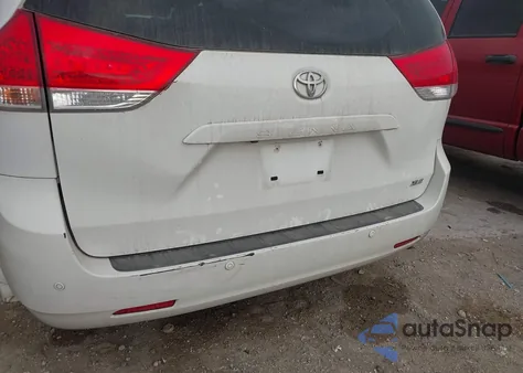 2014 Toyota Sienna Xle V6 8 Passenger z USA, uszkodzony, nr VIN 5TDYK3DC6ES429778